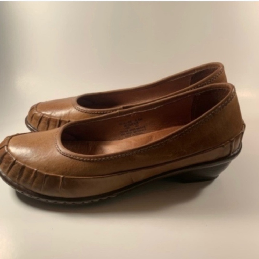 Underfoot **NWOT** Women’s Brown Leather Shoes